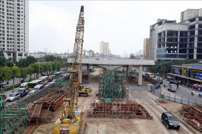 Trong ảnh: Gói thầu số 1 đoạn Mai Dịch - Cổ Nhuế dài 2,682 km, do Liên danh Công ty TNHH Xây dựng Sumitomo Mitsui và Công ty Cổ phần Tập đoàn CIENCO4 thi công. Ảnh: Huy Hùng – TTXVN