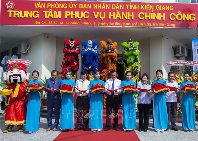 Trong ảnh: Cắt băng khai trương Trung tâm phục vụ hành chính công tỉnh Kiên Giang. Ảnh: Hồng Đạt - TTXVN
