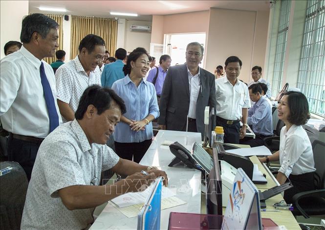 Trong ảnh: Lãnh đạo tỉnh Kiên Giang tham quan Trung tâm phục vụ hành chính công tỉnh Kiên Giang. Ảnh: Hồng Đạt-TTXVN
