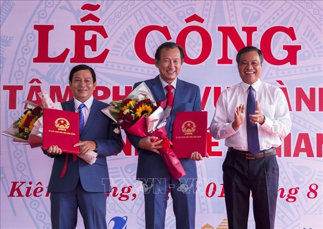 Trong ảnh: Chủ tịch UBND tỉnh Kiên Giang Phạm Vũ Hồng trao Quyết định bổ nhiệm Giám đốc, Phó Giám đốc Trung tâm phục vụ hành chính công tỉnh Kiên Giang. Ảnh: Hồng Đạt-TTXVN

