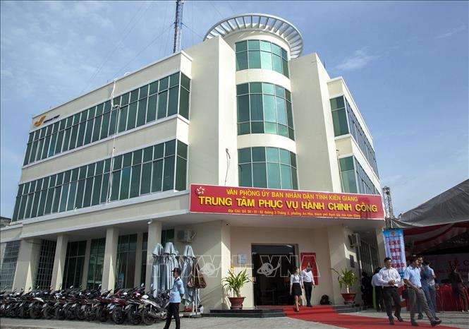 Trong ảnh: Trung tâm phục vụ hành chính công tỉnh Kiên Giang chính thức đi vào hoạt động. Ảnh: Hồng Đạt-TTXVN

