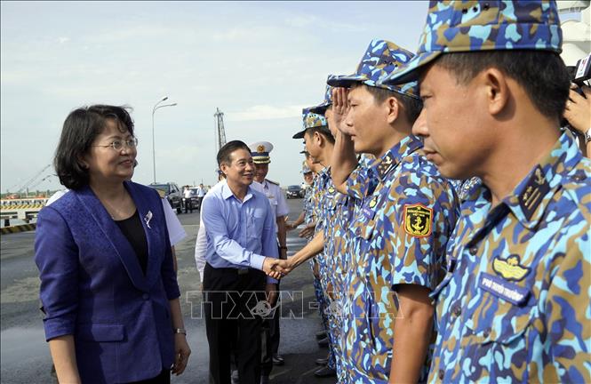 Trong ảnh: Phó Chủ tịch nước Đặng Thị Ngọc Thịnh thăm, động viên cán bộ, chiến sĩ Vùng 2 Hải quân. Ảnh: Đoàn Mạnh Dương - TTXVN