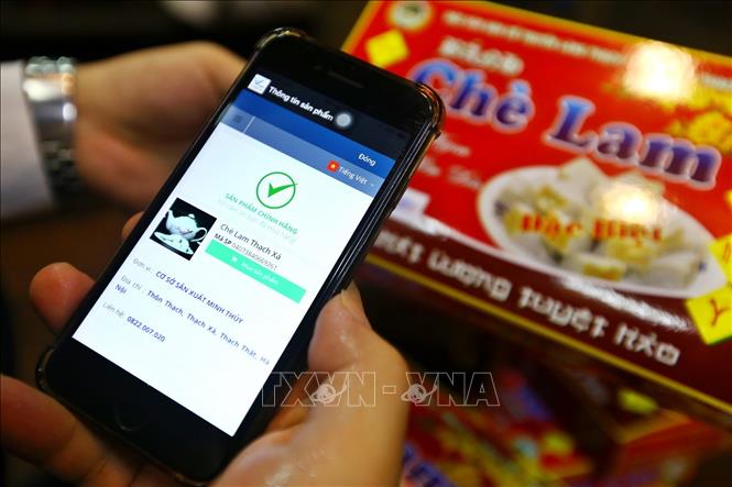 Trong ảnh: Người tiêu dùng có thể kiểm tra thông tin, xác thực nguồn gốc hàng hoá thông qua quét mã tem (QR Code) trên sản phẩm. Ảnh: Minh Quyết – TTXVN