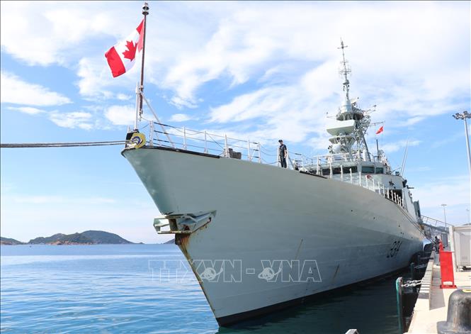 Thực hiện nhiệm vụ Đối ngoại quân sự Hải quân trong tình hình mới, 6 tháng đầu năm, Quân chủng đã cử 7 lần chuyến tàu tham gia diễn tập, diễu binh, giao lưu hải quân quốc tế và khu vực, góp phần giữ vững môi trường hòa bình trên biển. Trong ảnh: Ngày 10/6/2019, tàu khu trục Regina và tàu tiếp vận hậu cần Asterix thuộc lực lượng Hải quân Hoàng gia Canada (HMCS) cập cảng quốc tế Cam Ranh, tiến hành chuyến thăm Việt Nam kéo dài 4 ngày. Ảnh: Tiên Minh – TTXVN