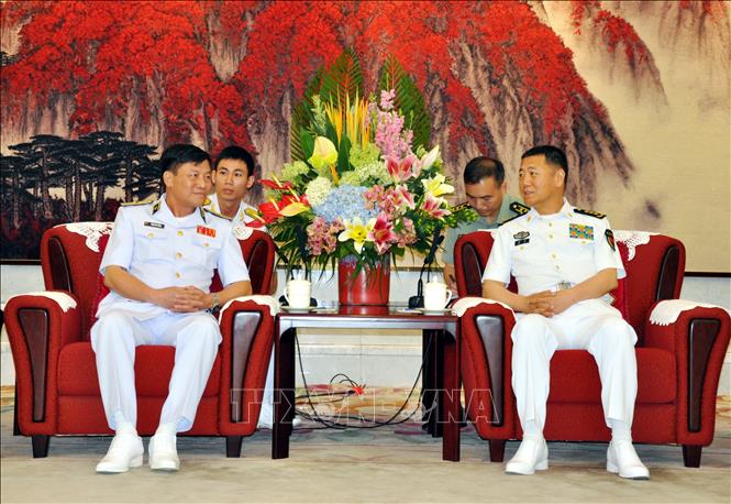 Thực hiện nhiệm vụ Đối ngoại quân sự Hải quân trong tình hình mới, 6 tháng đầu năm, Quân chủng đã cử 7 lần chuyến tàu tham gia diễn tập, diễu binh, giao lưu hải quân quốc tế và khu vực, góp phần giữ vững môi trường hòa bình trên biển. Trong ảnh: Chuẩn Đô đốc Phạm Văn Vững, Chính ủy Hải quân Việt Nam hội đàm với Phó Đô đốc Tần Sinh Tường, Chính ủy Hải quân Quân Giải phóng nhân dân Trung Quốc, trong chuyến thăm và làm việc tại Trung Quốc từ ngày 11-15/6/2019. Ảnh: Vĩnh Hà – TTXVN 