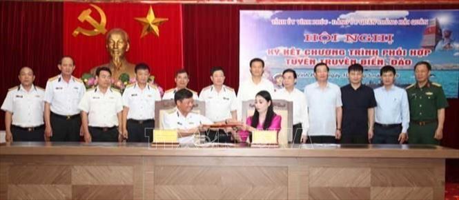Tiếp tục tập trung tuyên truyền về hoạt động bảo vệ chủ quyền biển, đảo và các hoạt động khác của bộ đội Hải quân. Đến nay, Quân chủng Hải quân đã triển khai thực hiện có hiệu quả ký kết phối hợp tuyên truyền biển đảo và thu hút nguồn lực với 15 cơ quan Trung ương, cơ quan Thông tấn, báo chí và 63 tỉnh, thành trong cả nước. Trong ảnh: Ngày 10/5/2019, Tỉnh ủy Vĩnh Phúc và Đảng ủy Quân chủng Hải quân ký kết Chương trình phối hợp tuyên truyền biển, đảo. Đây là địa phương cấp tỉnh, thành thứ 63 ký kết Chương trình phối hợp tuyên truyền biển, đảo với Quân chủng Hải quân. Ảnh: Nguyễn Thảo – TTXVN