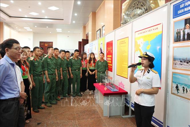 Tiếp tục tập trung tuyên truyền về hoạt động bảo vệ chủ quyền biển, đảo và các hoạt động khác của bộ đội Hải quân. Trong ảnh: Từ ngày 23 - 25/4/2019, tại Lai Châu, Cục Chính trị (Quân chủng Hải quân) phối hợp với Sở Văn hóa, Thể thao và Du lịch tỉnh Lai Châu tổ chức Triển lãm: “Biển, đảo và người chiến sĩ Hải quân”. Ảnh: Quý Trung – TTXVN