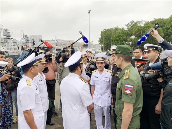 Thực hiện nhiệm vụ Đối ngoại quân sự Hải quân trong tình hình mới, 6 tháng đầu năm, Quân chủng đã cử 7 lần chuyến tàu tham gia diễn tập, diễu binh, giao lưu hải quân quốc tế và khu vực, góp phần giữ vững môi trường hòa bình trên biển. Trong ảnh: Sáng 25/7/2019, Tàu hộ vệ tên lửa HQ-016 Quang Trung cùng đoàn công tác Hải quân nhân dân Việt Nam do Đại tá Nguyễn Văn Ngân, Phó Tham mưu trưởng Vùng 4 Hải quân làm trưởng đoàn, cập cảng Thành phố Vladivostok, tiến hành chuyến thăm xã giao Liên bang Nga và tham dự lễ duyệt binh tàu nhân kỷ niệm 323 năm Ngày truyền thống Hải quân Nga. Ảnh: Hồng Quân - TTXVN 