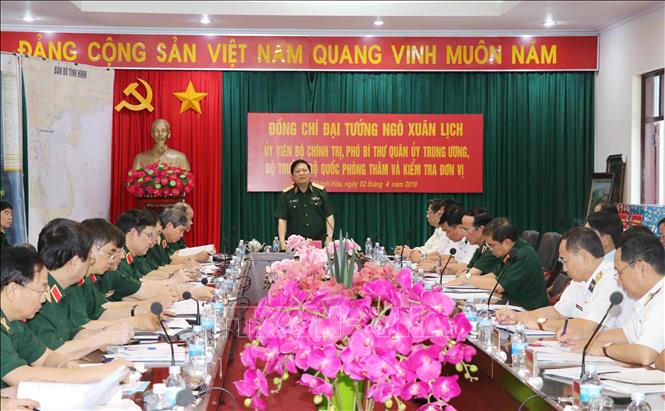 Tiếp tục thực hiện có hiệu quả Nghị quyết Trung ương 4, khoá XI, khóa XII, về công tác xây dựng Đảng gắn với triển khai Chỉ thị số 05 của Bộ Chính trị và Chỉ thị số 87 của Thường vụ Quân ủy Trung ương về “Đẩy mạnh học tập và làm theo tư tưởng, đạo đức, phong cách Hồ Chí Minh”. Trong ảnh: Đại tướng Ngô Xuân Lịch, Ủy viên Bộ Chính trị, Phó Bí thư Quân ủy Trung ương, Bộ trưởng Bộ Quốc phòng phát biểu chỉ đạo tại buổi làm việc với lãnh đạo các đơn vị Vùng 4 Hải quân, ngày 2/4/2019. Ảnh: Tiên Minh - TTXVN