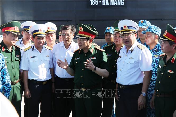 Tiếp tục thực hiện có hiệu quả Nghị quyết Trung ương 4, khoá XI, khóa XII, về công tác xây dựng Đảng gắn với triển khai Chỉ thị số 05 của Bộ Chính trị và Chỉ thị số 87 của Thường vụ Quân ủy Trung ương về “Đẩy mạnh học tập và làm theo tư tưởng, đạo đức, phong cách Hồ Chí Minh”. Trong ảnh: Đại tướng Ngô Xuân Lịch, Bộ trưởng Bộ Quốc phòng trao đổi với các đồng chí lãnh đạo đơn vị Lữ đoàn Tàu ngầm 189, chiều 1/4/2019. Ảnh: Tiên Minh – TTXVN