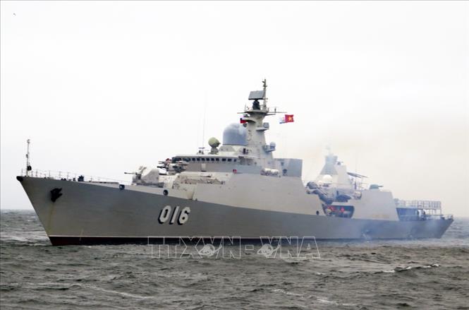 Thực hiện nhiệm vụ Đối ngoại quân sự Hải quân trong tình hình mới, 6 tháng đầu năm, Quân chủng đã cử 7 lần chuyến tàu tham gia diễn tập, diễu binh, giao lưu hải quân quốc tế và khu vực, góp phần giữ vững môi trường hòa bình trên biển. Trong ảnh: Tàu hộ vệ tên lửa HQ-016 Quang Trung tham dự lễ duyệt binh tàu nhân kỷ niệm 323 năm Ngày truyền thống Hải quân Nga tại thành phố Vladivostok, sáng 28/7/2019. Ảnh: Tư liệu/TTXVN phát