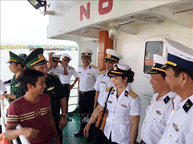 Thực hiện tốt nhiệm vụ tìm kiếm, cứu nạn, giúp đỡ ngư dân trên các vùng biển xa và giúp đỡ nhân dân trong phòng chống lũ lụt, thiên tai, hỏa hoạn. Trong ảnh: Sáng 12/5/2019, tàu 904 của Hải đoàn 129 Hải quân đưa 2 trong số 6 ngư dân cứu được trên biển về đất liền an toàn. Ảnh: Đoàn Mạnh Dương-TTXVN