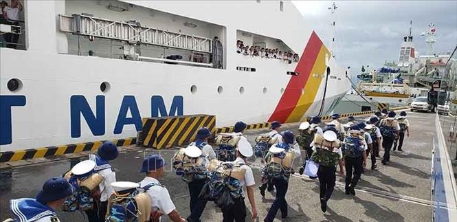 Thực hiện tốt nhiệm vụ bảo vệ chủ quyền biển, đảo, thềm lục địa của Tổ quốc của các đơn vị, nhất là các đơn vị đóng quân trên các đảo, nhà giàn và các đài trạm ra đa. Trong ảnh: Lực lượng hải quân lên đường ra làm nhiệm vụ tại huyện đảo Trường Sa, tỉnh Khánh Hòa. Ảnh: Hoàng Hùng – TTXVN