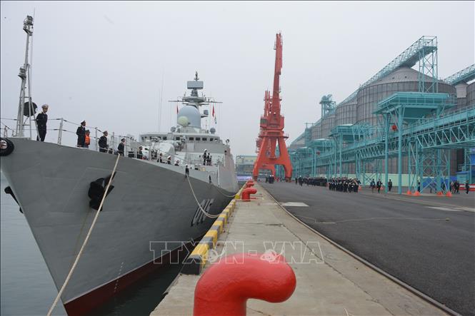 Thực hiện nhiệm vụ Đối ngoại quân sự Hải quân trong tình hình mới, 6 tháng đầu năm, Quân chủng đã cử 7 lần chuyến tàu tham gia diễn tập, diễu binh, giao lưu hải quân quốc tế và khu vực, góp phần giữ vững môi trường hòa bình trên biển. Trong ảnh: Sáng 21/4/2019, Biên đội tàu hộ vệ tên lửa HQ-015 Trần Hưng Đạo và HQ-011 Đinh Tiên Hoàng thuộc Lữ đoàn 162, Vùng 4 Hải quân cập cảng Dagang, Quân cảng Thanh Đảo, tỉnh Sơn Đông (Trung Quốc), tham gia các hoạt động Hải quân đa phương nhân dịp Lễ kỷ niệm 70 năm thành lập Hải quân Quân Giải phóng nhân dân (GPND) Trung Quốc. Ảnh: Tư liệu/TTXVN phát
