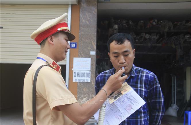 Trong ảnh: Lực lượng Cảnh sát giao thông kiểm tra nồng độ cồn đối với người điều khiển phương tiện tham gia giao thông. Ảnh: Xuân Tư – TTXVN