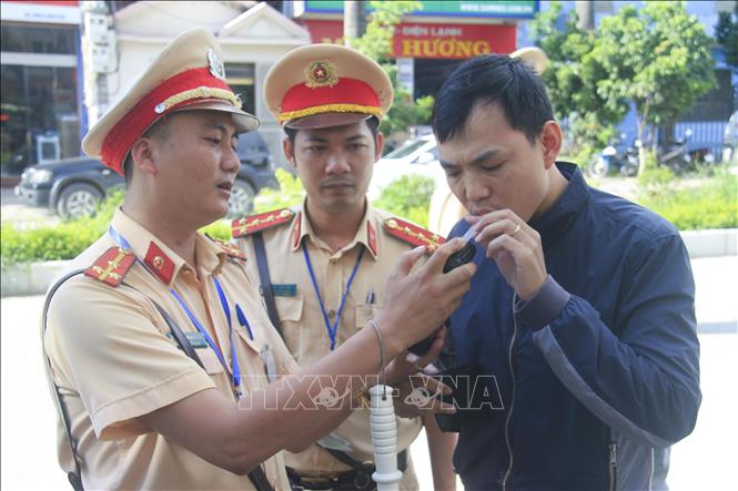 Trong ảnh: Lực lượng Cảnh sát giao thông kiểm tra nồng độ cồn đối với người điều khiển phương tiện tham gia giao thông. Ảnh: Xuân Tư – TTXVN