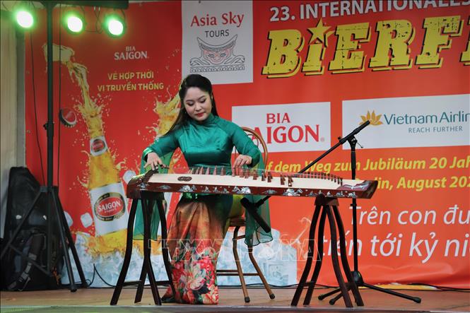 Trong ảnh: Tiết mục văn nghệ tại gian trưng bày giới thiệu bia của Việt Nam. Ảnh: Anh Đức - Pv TTXVN tại Đức 
 