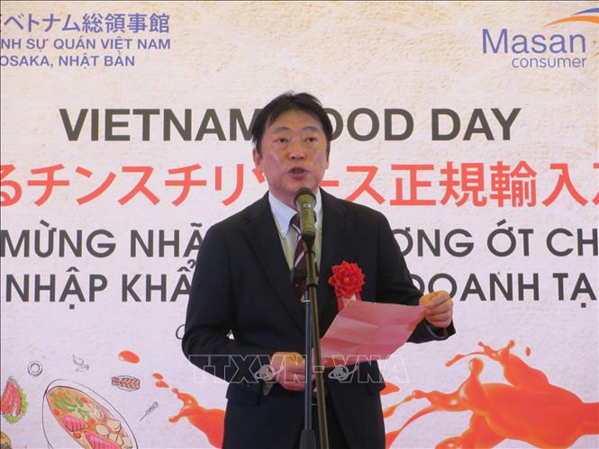 Trong ảnh: Ông Makoto Ryoke, Trưởng phòng Xúc tiến Y tế thuộc Cục Y tế và Sức khỏe Cộng đồng Osaka, phát biểu tại lễ ra mắt sản phẩm tương ớt Chin-Su tại thị trường Nhật Bản. Ảnh: Đào Tùng - Pv TTXVN tại Nhật Bản