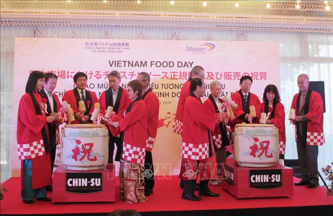 Trong ảnh: Các đại biểu thực hiện nghi lễ đập rượu để chào mừng sự kiện ra mắt tương ớt Chin-Su tại thị trường Nhật Bản. Ảnh: Thành Hữu - Pv TTXVN tại Nhật Bản