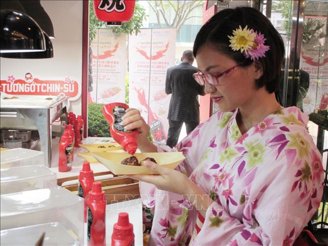 Trong ảnh: Một khách mời thưởng thức sản phẩm tương ớt Chin-Su trong khuôn khổ Vietnam Food Day ở Osaka. Ảnh: Thành Hữu - Pv TTXVN tại Nhật Bản