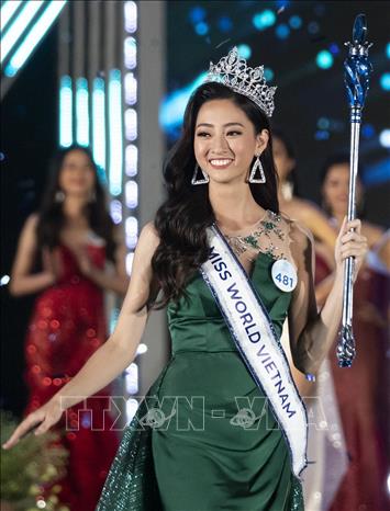 Trong ảnh: Tân Hoa hậu Thế giới Việt Nam 2019 Lương Thùy Linh trong thời khắc đăng quang. Ảnh: TTXVN phát