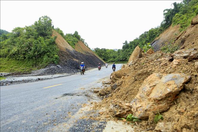 Trong ảnh: Một điểm sạt lở trên Quốc lộ 12 đoạn đèo Cò Chạy. Ảnh: Xuân Tư – TTXVN
