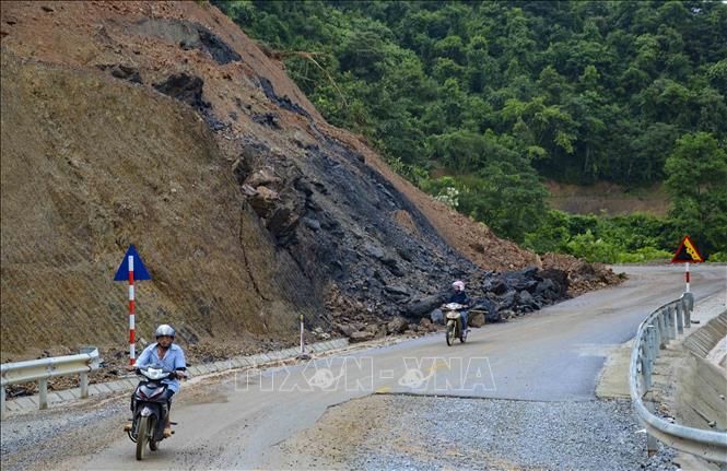 Trong ảnh: Điểm sạt lở tại Km180 Quốc lộ 12. Ảnh: Xuân Tư – TTXVN
