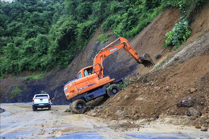 Trong ảnh: Đơn vị thi công tiến hành khắc phục tại các điểm sạt lở. Ảnh: Xuân Tư – TTXVN