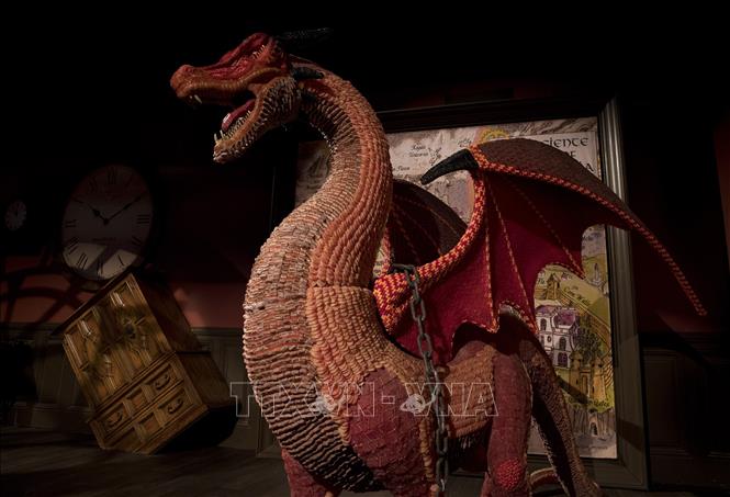 Trong ảnh: Bức tượng khủng long làm từ các loại kẹo trưng bày tại triển lãm ở Houston,  Mỹ, ngày 4/8. Ảnh: THX/TTXVN