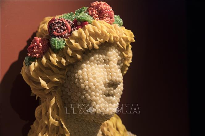 Trong ảnh: Một bức tượng làm từ các loại kẹo trưng bày tại triển lãm ở Houston,  Mỹ, ngày 4/8. Ảnh: THX/TTXVN