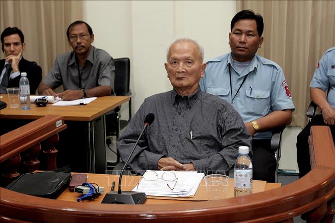 Trong ảnh: (tư liệu)  Cựu thủ lĩnh Khmer Đỏ Nuon Chea (giữa) tại phiên tòa xét xử tội ác Khmer Đỏ tại Phnom Penh, Campuchia, ngày 4/2/2008. Ảnh: AFP/TTXVN