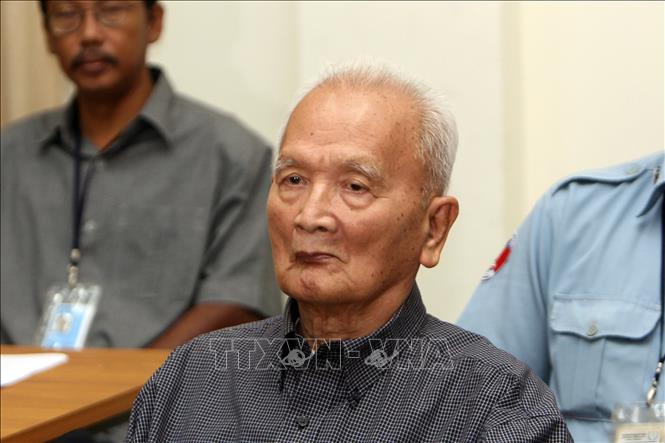 Trong ảnh: (tư liệu)  Cựu thủ lĩnh Khmer Đỏ Nuon Chea (giữa) tại phiên tòa xét xử tội ác Khmer Đỏ tại Phnom Penh, Campuchia, ngày 4/2/2008. Ảnh: AFP/TTXVN