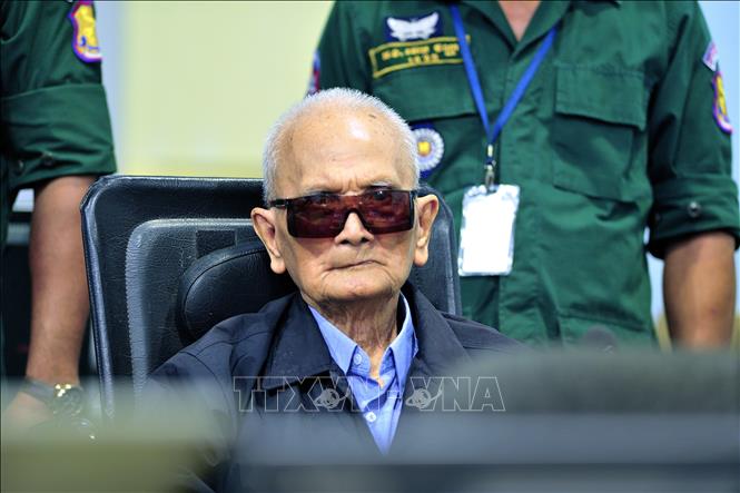 Trong ảnh: (tư liệu)  Cựu thủ lĩnh Khmer Đỏ Nuon Chea (giữa) tại phiên tòa xét xử tội ác Khmer Đỏ tại Phnom Penh, Campuchia, ngày 16/11/2018. Ảnh: AFP/TTXVN
