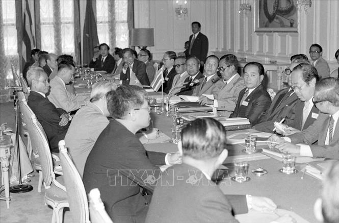 Trong ảnh: Thủ tướng Thái Lan Kriangsak Chomanan hội đàm với Thủ tướng Phạm Văn Đồng, sáng 10/9/1978 tại Thủ đô Bangkok, trong chuyến thăm chính thức Thái Lan đầu tiên của lãnh đạo cấp cao Việt Nam (6 - 10/9/1978) kể từ khi hai nước thiết lập quan hệ ngoại giao. Ảnh: Xuân Lâm - TTXVN
