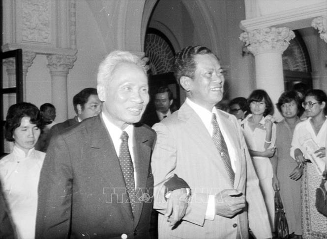 Sự khởi sắc trong quan hệ Việt Nam - Thái Lan được đánh dấu bằng chuyến thăm chính thức Thái Lan của Thủ tướng Phạm Văn Đồng (6 - 10/9/1978). Trong ảnh: Thủ tướng Kriangsak Chomanan và Thủ tướng Phạm Văn Đồng sau cuộc hội đàm giữa đoàn cấp cao hai nước tại Thủ đô Bangkok, sáng 10/9/1978. Ảnh: Xuân Lâm - TTXVN

