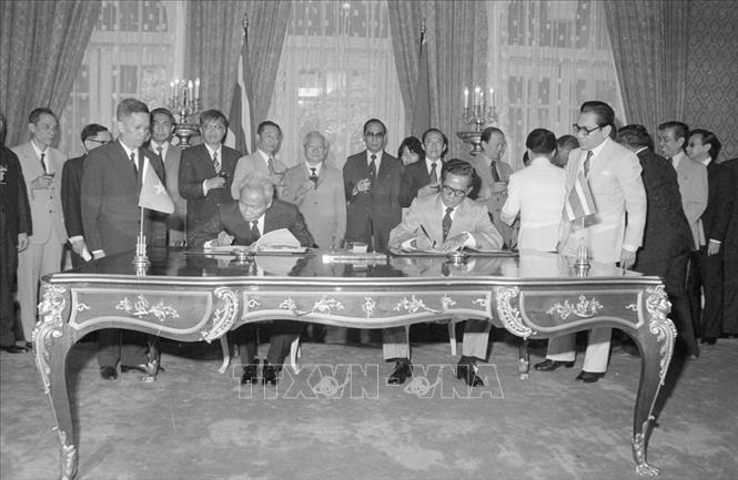 Thiết lập quan hệ ngoại giao năm 1976, quan hệ Việt Nam - Thái Lan đầu khởi sắc từ sau chuyến thăm chính thức Thái Lan của Thủ tướng Phạm Văn Đồng (6 - 10/9/1978). Trong ảnh: Sáng 10/9/1978, sau hội đàm tại Thủ đô Bangkok, Thủ tướng Kriangsak Chomanan và Thủ tướng Phạm Văn Đồng ký Tuyên bố chung Việt Nam - Thái Lan. Ảnh: Xuân Lâm - TTXVN