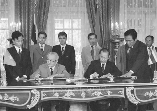 Trong ảnh: Sáng 10/9/1978, nhân chuyến thăm chính thức Thái Lan của Thủ tướng Phạm Văn Đồng, Bộ trưởng Ngoại thương Việt Nam Đặng Việt Châu (bên trái) và Bộ trưởng Ngoại giao Thái Lan Upadit Pachariyangkun ký Hiệp định về bưu điện và viễn thông giữa hai nước. Ảnh: Xuân Lâm - TTXVN