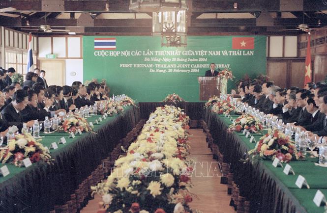 Ngày 20 - 21/2/2004, Việt Nam và Thái Lan lần đầu tiên tiến hành cuộc họp Nội các chung, tại Đà Nẵng và tỉnh Nakhon Phannom. Đây là cơ chế hợp tác song phương tầm vĩ mô do Thủ tướng hai nước đồng chủ trì, đề ra các định hướng lớn trong quan hệ hữu nghị hợp tác hai nước. Trong ảnh: Ngày 20/2/2004, tại Đà Nẵng, Thủ tướng Phan Văn Khải và Thủ tướng Thái Lan Thaksin Shinawatra đồng chủ trì phiên họp thứ nhất của Cuộc họp Nội các lần thứ nhất Việt Nam - Thái Lan. Ảnh: Thế Thuần - TTXVN