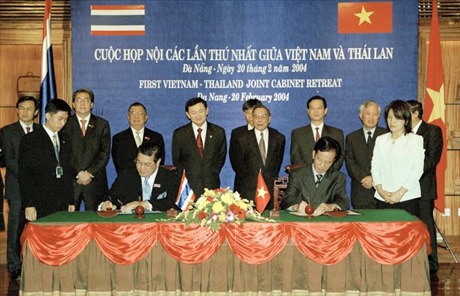Ngày 20 - 21/2/2004, Việt Nam và Thái Lan lần đầu tiên tiến hành cuộc họp Nội các chung, tại Đà Nẵng và tỉnh Nakhon Phannom. Đây là cơ chế hợp tác song phương tầm vĩ mô do Thủ tướng hai nước đồng chủ trì, đề ra các định hướng lớn trong quan hệ hữu nghị hợp tác hai nước. Trong ảnh: Thủ tướng Phan Văn Khải và Thủ tướng Thái Lan Thaksin Shinawatra chứng kiến Lễ ký Thỏa thuận về hợp tác kỹ thuật giữa hai nước, ngày 20/2/2004, tại Đà Nẵng, trong khuôn khổ Cuộc họp nội các lần thứ nhất Việt Nam - Thái Lan. Ảnh: Thế Thuần - TTXVN