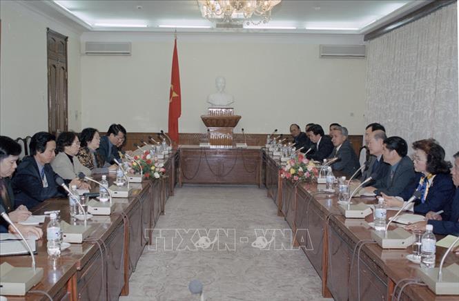 Trong ảnh: Chủ nhiệm Ủy ban Giáo dục, Thanh niên, Thiếu niên và Nhi đồng của Quốc hội Trần Thị Tâm Đan hội đàm với ông Wichit Srisa-an, Trưởng đoàn Ủy ban Giáo dục Hạ viện Thái Lan (23/1/2002). Ảnh: Đức Tám - TTXVN
