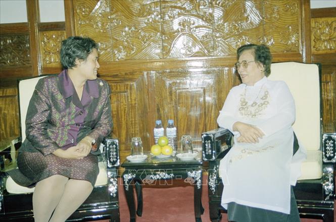 Trong ảnh: Phó Chủ tịch nước Nguyễn Thị Bình tiếp Công chúa Thái Lan Maha Chakri Sirindhorn thăm Việt Nam từ ngày 17 - 21/4/2000. Ảnh: Tùng Lâm - TTXVN