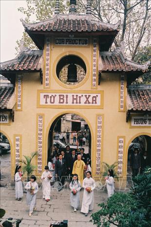 Trong ảnh: Nhân chuyến thăm chính thức Việt Nam, sáng 17/3/1994, Thủ tướng Thái Lan Chuan Leekpai đến thăm chùa Quán Sứ (Hà Nội). Ảnh: Minh Đạo - TTXVN