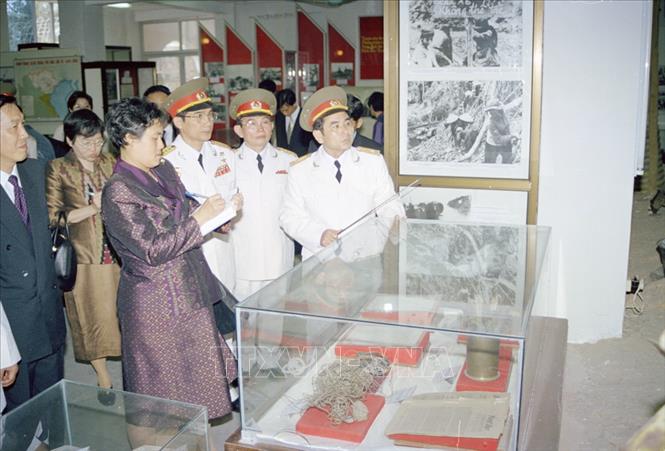 Trong ảnh: Công chúa Thái Lan Maha Chakri Sirindhorn thăm Bảo tàng Quân đội (Hà Nội), sáng 17/4/2000. Ảnh: Tùng Lâm - TTXVN