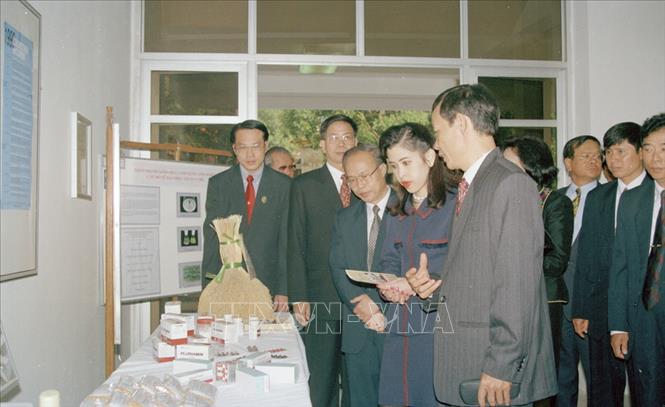 Trong ảnh: Công chúa Thái Lan Chulabhorn Walailak thăm Trung tâm Khoa học Tự nhiên và Công nghệ Quốc gia, nhân chuyến thăm Việt Nam, ngày 10/11/1998. Ảnh: Thu Hoài - TTXVN