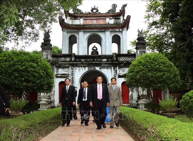 Trong ảnh: Chủ tịch Quốc hội Thái Lan Chai Chidchob thăm Khu di tích Văn Miếu-Quốc Tử Giám (Hà Nội), ngày 21/7/2009. Ảnh: Nguyễn Dân - TTXVN
	