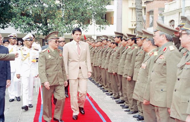 Trong ảnh: Thái tử Thái Lan Maha Vajiralongkorn thăm Bộ Quốc phòng Việt Nam, trong chuyến thăm cấp Nhà nước 6 ngày đến Việt Nam (tháng 11/1992) theo lời mời của Chủ tịch nước Lê Đức Anh. Ảnh: Cao Phong - TTXVN