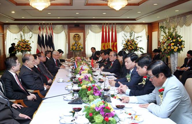 Trong ảnh: Chủ tịch Quốc hội Nguyễn Sinh Hùng hội đàm với Chủ tịch Quốc hội (Chủ tịch Hạ viện) Somsak Kiatsuranont tại Thủ đô Bangkok, trong chuyến thăm chính thức Thái Lan từ ngày 3 - 5/12/2012. Ảnh: Nhan Sáng - TTXVN