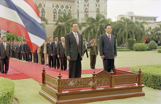 Trong ảnh: Thủ tướng Chuan Leekpai, chủ trì Lễ đón Thủ tướng Phan Văn Khải thăm chính thức Thái Lan từ ngày 9 - 12/5/2000. Ảnh: Thế Thuần - TTXVN