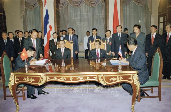 Trong ảnh: Thủ tướng Thái Lan Chuan Leekpai và Thủ tướng Phan Văn Khải chứng kiến Lễ ký Hiệp định giữa Chính phủ hai nước, trong chuyến thăm chính thức Thái Lan từ ngày 9 - 12/5/2000. Ảnh: Thế Thuần - TTXVN