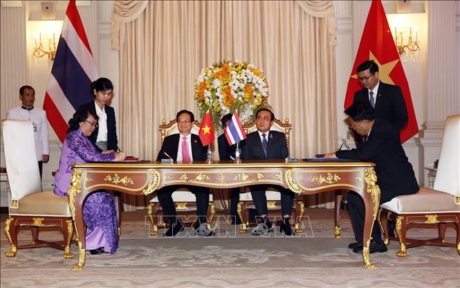 Đến nay đã có 16 tỉnh, thành phố của Việt Nam xây dựng quan hệ hợp tác, kết nghĩa với các tỉnh, thành phố vùng Đông Bắc của Thái Lan. Trong ảnh: Lễ ký bản ghi nhớ về hợp tác giữa tỉnh Kon Tum và tỉnh Ubon Ratchathani. Ảnh: Đức Tám – TTXVN